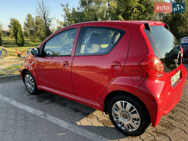 Красный Тойота Айго, объемом двигателя 1 л и пробегом 162 тыс. км за 5000 $, фото 3 на Automoto.ua