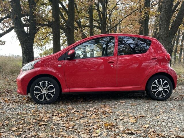 Красный Тойота Айго, объемом двигателя 1 л и пробегом 60 тыс. км за 3541 $, фото 1 на Automoto.ua