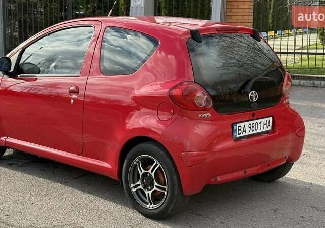 Красный Тойота Айго, объемом двигателя 1 л и пробегом 200 тыс. км за 4300 $, фото 4 на Automoto.ua