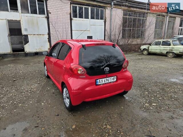 Красный Тойота Айго, объемом двигателя 1 л и пробегом 182 тыс. км за 4300 $, фото 1 на Automoto.ua