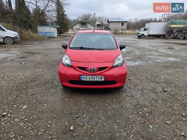 Красный Тойота Айго, объемом двигателя 1 л и пробегом 182 тыс. км за 4300 $, фото 3 на Automoto.ua