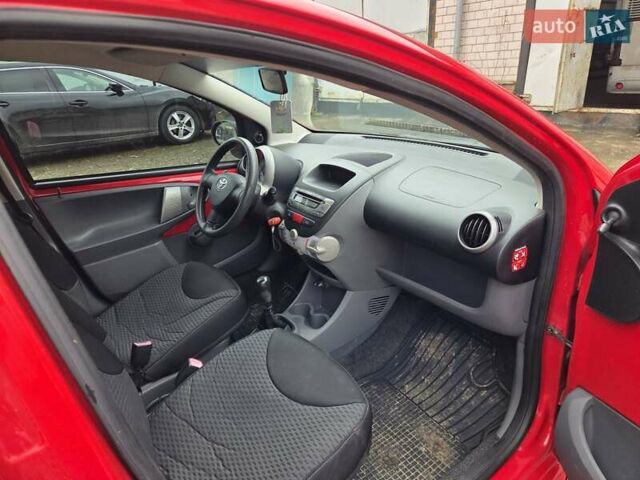 Красный Тойота Айго, объемом двигателя 1 л и пробегом 182 тыс. км за 4300 $, фото 5 на Automoto.ua