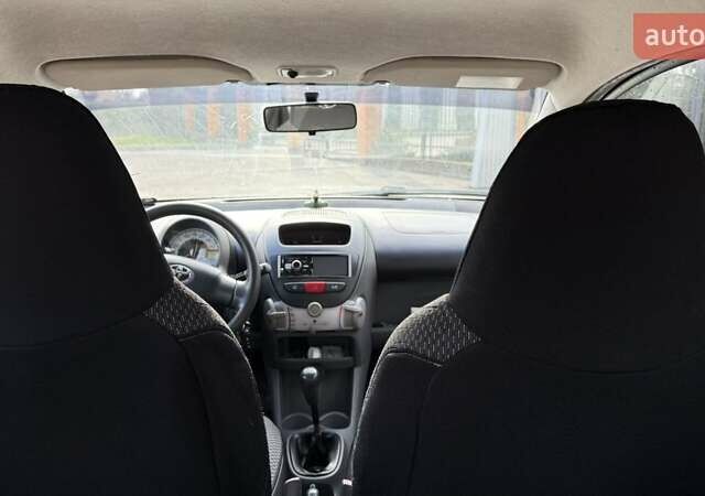 Красный Тойота Айго, объемом двигателя 1 л и пробегом 200 тыс. км за 4300 $, фото 7 на Automoto.ua