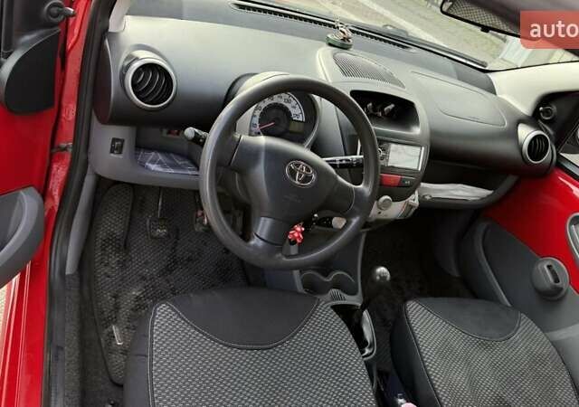 Красный Тойота Айго, объемом двигателя 1 л и пробегом 200 тыс. км за 4300 $, фото 8 на Automoto.ua