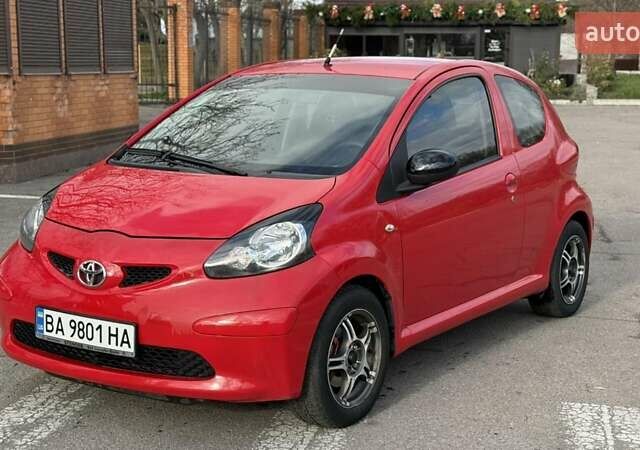 Красный Тойота Айго, объемом двигателя 1 л и пробегом 200 тыс. км за 4300 $, фото 1 на Automoto.ua