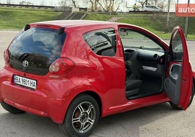 Красный Тойота Айго, объемом двигателя 1 л и пробегом 200 тыс. км за 4300 $, фото 6 на Automoto.ua
