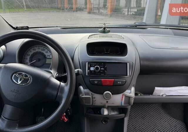 Красный Тойота Айго, объемом двигателя 1 л и пробегом 200 тыс. км за 4300 $, фото 3 на Automoto.ua