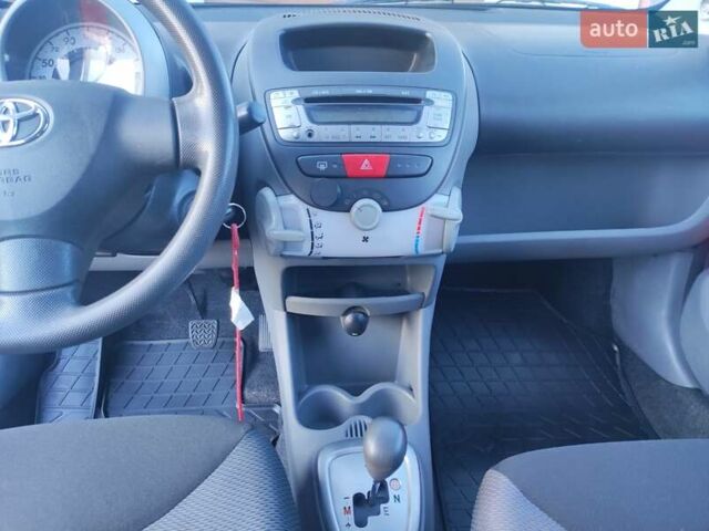 Красный Тойота Айго, объемом двигателя 1 л и пробегом 209 тыс. км за 4700 $, фото 11 на Automoto.ua