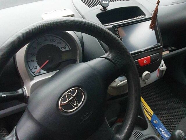 Красный Тойота Айго, объемом двигателя 1 л и пробегом 150 тыс. км за 4600 $, фото 6 на Automoto.ua