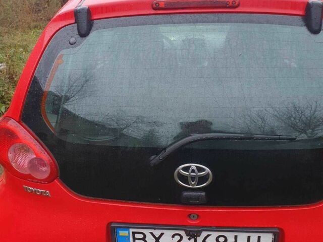 Красный Тойота Айго, объемом двигателя 1 л и пробегом 150 тыс. км за 4600 $, фото 3 на Automoto.ua