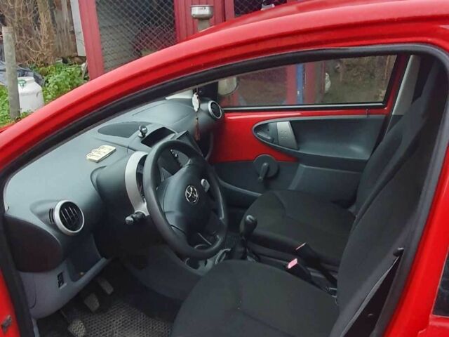 Красный Тойота Айго, объемом двигателя 1 л и пробегом 150 тыс. км за 4600 $, фото 2 на Automoto.ua