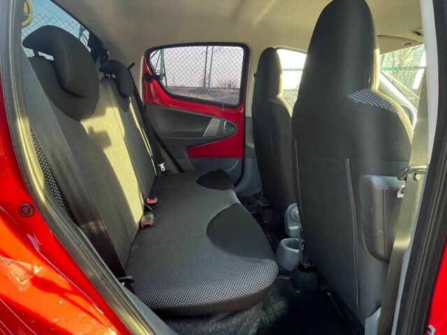 Красный Тойота Айго, объемом двигателя 1 л и пробегом 145 тыс. км за 4600 $, фото 15 на Automoto.ua