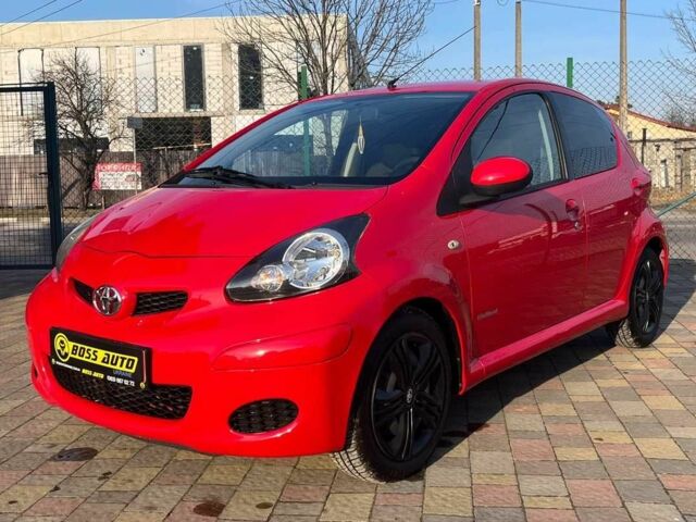 Красный Тойота Айго, объемом двигателя 1 л и пробегом 145 тыс. км за 4600 $, фото 2 на Automoto.ua