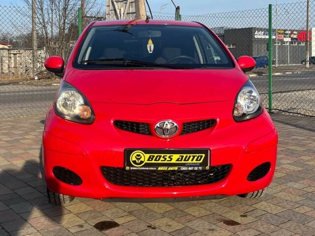 Красный Тойота Айго, объемом двигателя 1 л и пробегом 145 тыс. км за 4600 $, фото 1 на Automoto.ua