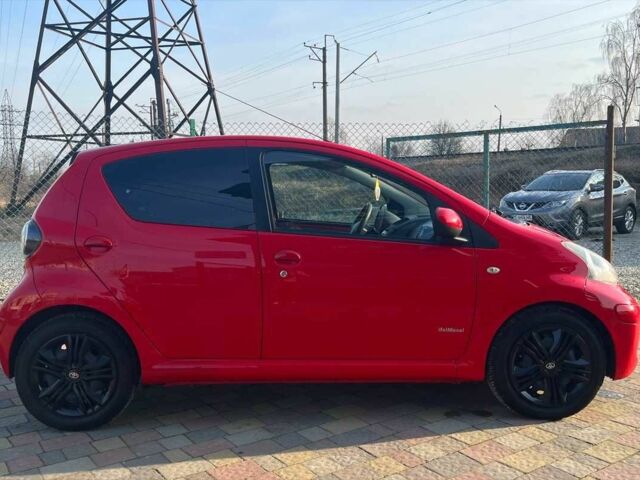 Красный Тойота Айго, объемом двигателя 1 л и пробегом 145 тыс. км за 4600 $, фото 7 на Automoto.ua