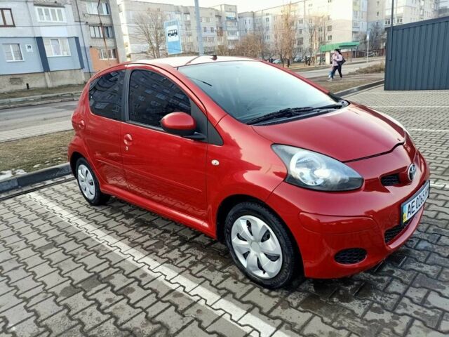 Червоний Тойота Айго, об'ємом двигуна 1 л та пробігом 153 тис. км за 3999 $, фото 2 на Automoto.ua