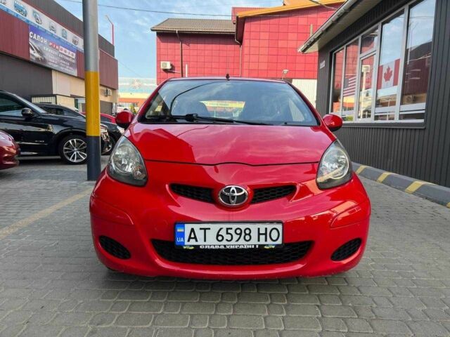 Красный Тойота Айго, объемом двигателя 1 л и пробегом 159 тыс. км за 4700 $, фото 1 на Automoto.ua