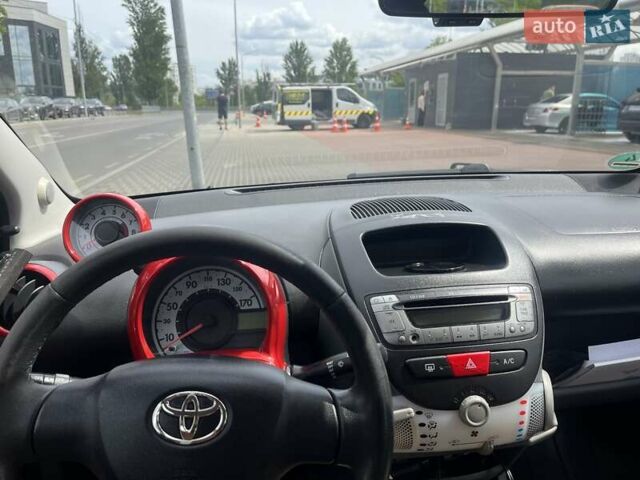 Красный Тойота Айго, объемом двигателя 1 л и пробегом 213 тыс. км за 4700 $, фото 4 на Automoto.ua