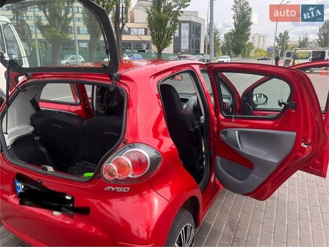 Красный Тойота Айго, объемом двигателя 1 л и пробегом 213 тыс. км за 4700 $, фото 5 на Automoto.ua