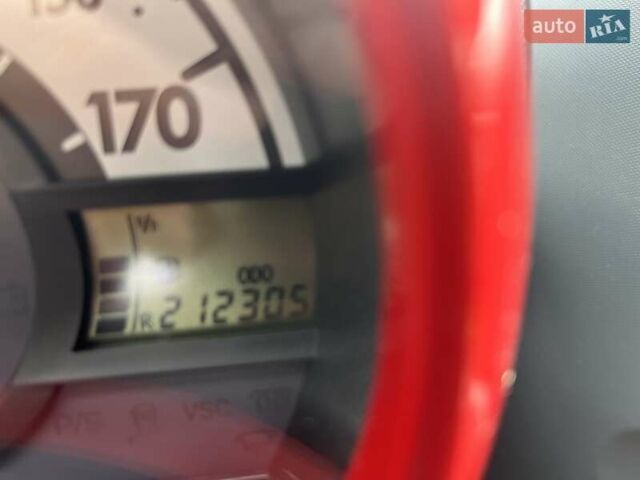 Красный Тойота Айго, объемом двигателя 1 л и пробегом 213 тыс. км за 4700 $, фото 6 на Automoto.ua