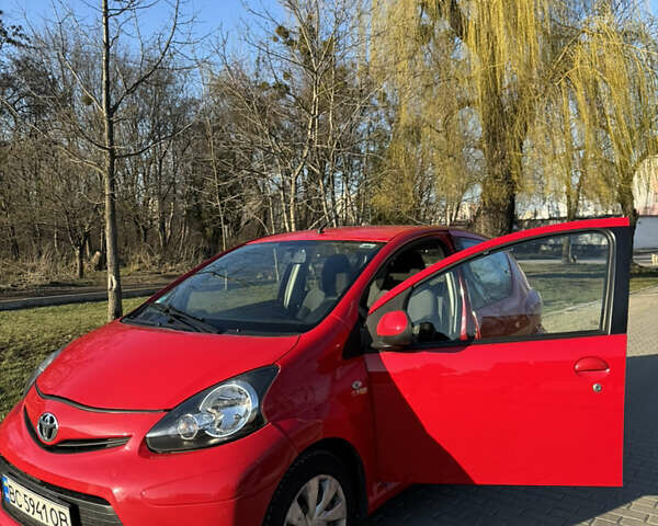 Червоний Тойота Айго, об'ємом двигуна 1 л та пробігом 160 тис. км за 6500 $, фото 1 на Automoto.ua