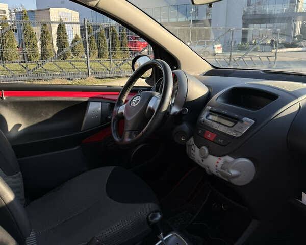 Червоний Тойота Айго, об'ємом двигуна 1 л та пробігом 160 тис. км за 6500 $, фото 2 на Automoto.ua