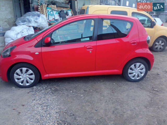 Красный Тойота Айго, объемом двигателя 1 л и пробегом 110 тыс. км за 7200 $, фото 2 на Automoto.ua