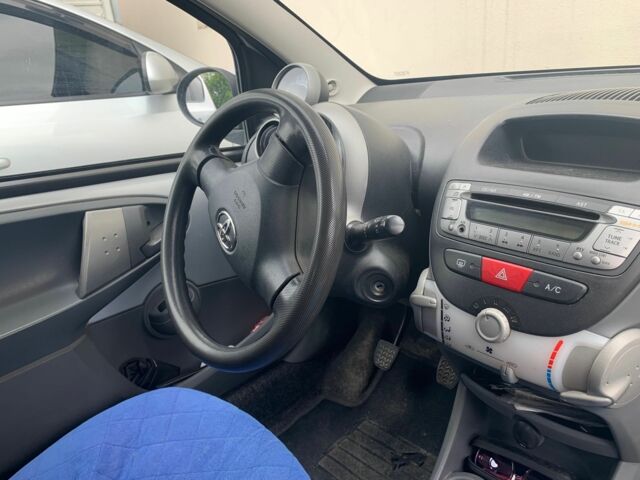 Сірий Тойота Айго, об'ємом двигуна 1 л та пробігом 195 тис. км за 4100 $, фото 2 на Automoto.ua