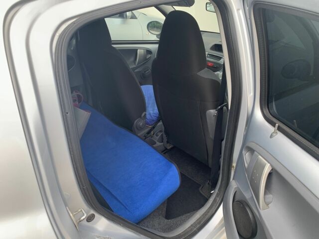 Сірий Тойота Айго, об'ємом двигуна 1 л та пробігом 195 тис. км за 4100 $, фото 3 на Automoto.ua