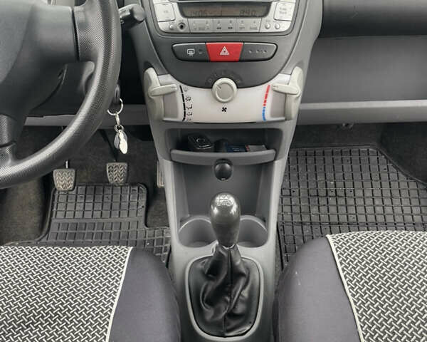 Серый Тойота Айго, объемом двигателя 1.78 л и пробегом 256 тыс. км за 4000 $, фото 5 на Automoto.ua