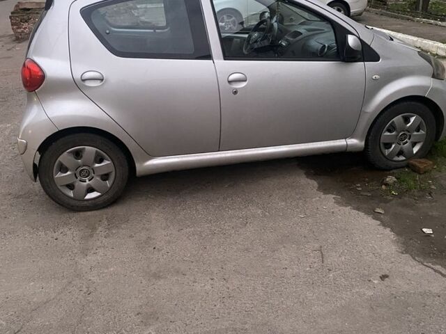 Сірий Тойота Айго, об'ємом двигуна 0 л та пробігом 300 тис. км за 4100 $, фото 1 на Automoto.ua