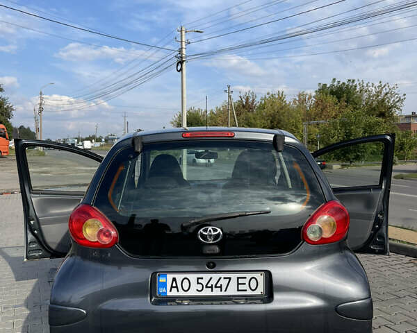 Серый Тойота Айго, объемом двигателя 1 л и пробегом 184 тыс. км за 4500 $, фото 1 на Automoto.ua