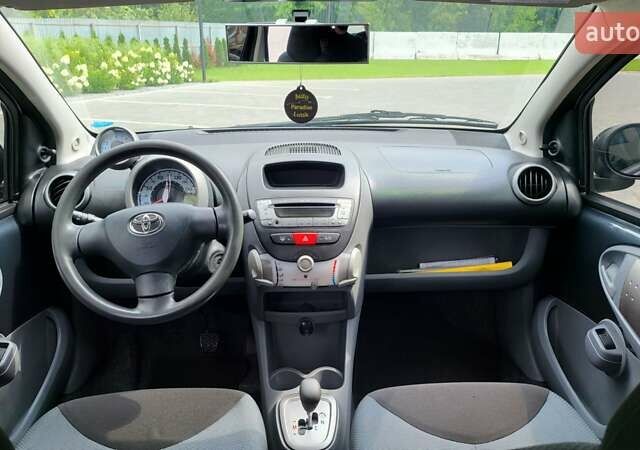 Сірий Тойота Айго, об'ємом двигуна 1 л та пробігом 175 тис. км за 5750 $, фото 14 на Automoto.ua