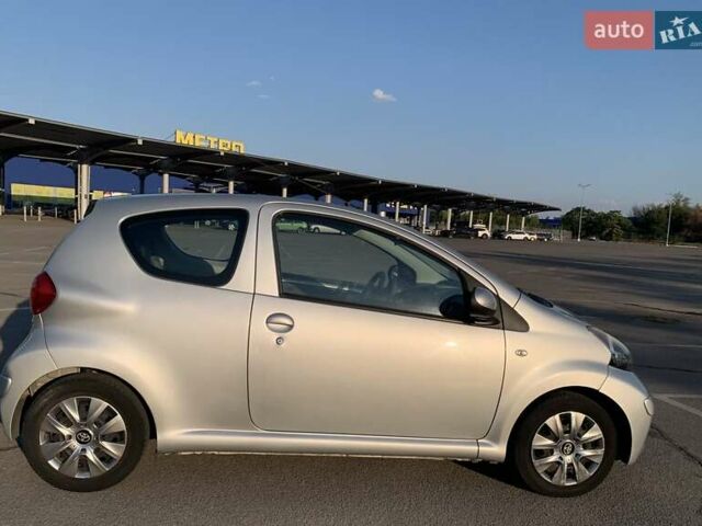 Серый Тойота Айго, объемом двигателя 1 л и пробегом 152 тыс. км за 4200 $, фото 6 на Automoto.ua
