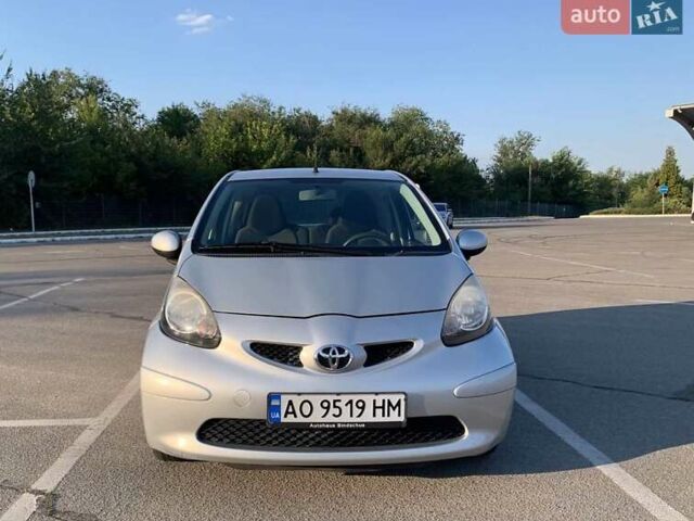 Серый Тойота Айго, объемом двигателя 1 л и пробегом 152 тыс. км за 4200 $, фото 3 на Automoto.ua