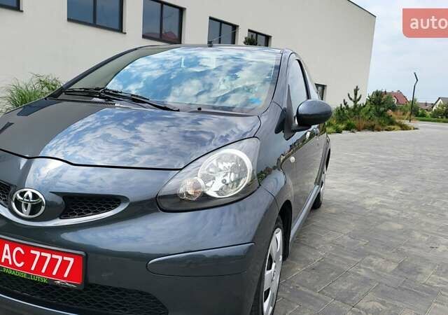 Сірий Тойота Айго, об'ємом двигуна 1 л та пробігом 175 тис. км за 5750 $, фото 1 на Automoto.ua