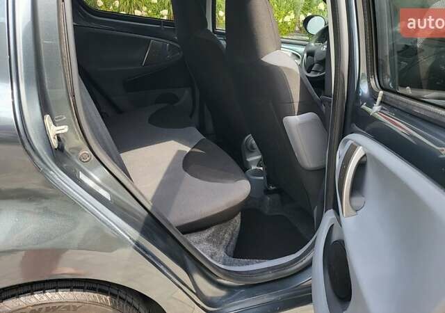 Сірий Тойота Айго, об'ємом двигуна 1 л та пробігом 175 тис. км за 5750 $, фото 15 на Automoto.ua