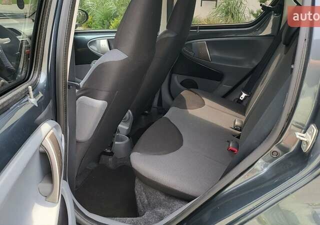 Сірий Тойота Айго, об'ємом двигуна 1 л та пробігом 175 тис. км за 5750 $, фото 13 на Automoto.ua