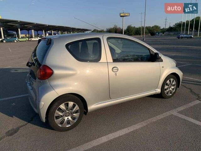Серый Тойота Айго, объемом двигателя 1 л и пробегом 152 тыс. км за 4200 $, фото 5 на Automoto.ua