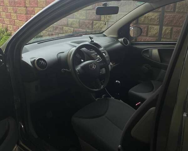 Серый Тойота Айго, объемом двигателя 1 л и пробегом 171 тыс. км за 4100 $, фото 2 на Automoto.ua