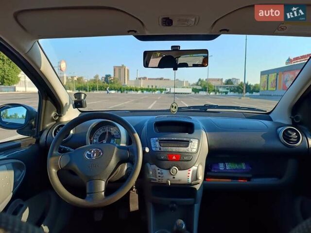 Сірий Тойота Айго, об'ємом двигуна 1 л та пробігом 225 тис. км за 4500 $, фото 10 на Automoto.ua