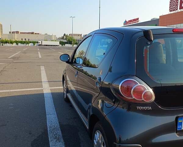 Сірий Тойота Айго, об'ємом двигуна 1 л та пробігом 225 тис. км за 4500 $, фото 1 на Automoto.ua