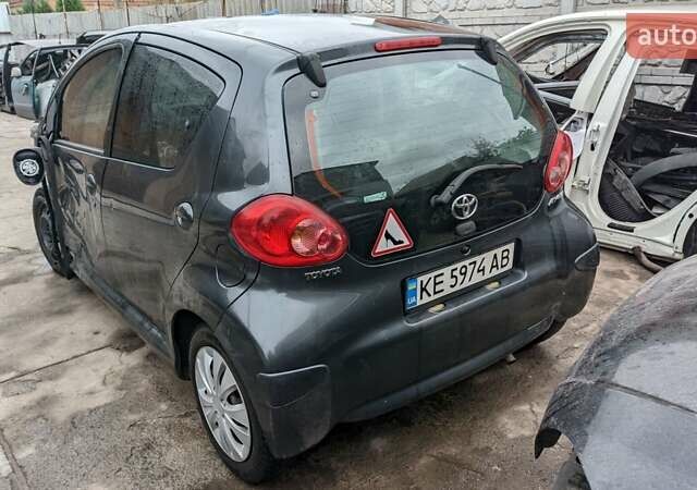 Серый Тойота Айго, объемом двигателя 1 л и пробегом 220 тыс. км за 2500 $, фото 4 на Automoto.ua