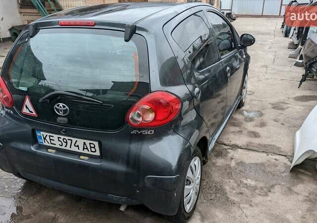 Серый Тойота Айго, объемом двигателя 1 л и пробегом 220 тыс. км за 2500 $, фото 5 на Automoto.ua
