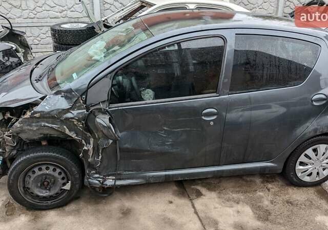 Серый Тойота Айго, объемом двигателя 1 л и пробегом 220 тыс. км за 2500 $, фото 2 на Automoto.ua