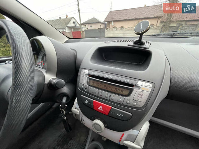 Серый Тойота Айго, объемом двигателя 1 л и пробегом 172 тыс. км за 3650 $, фото 20 на Automoto.ua