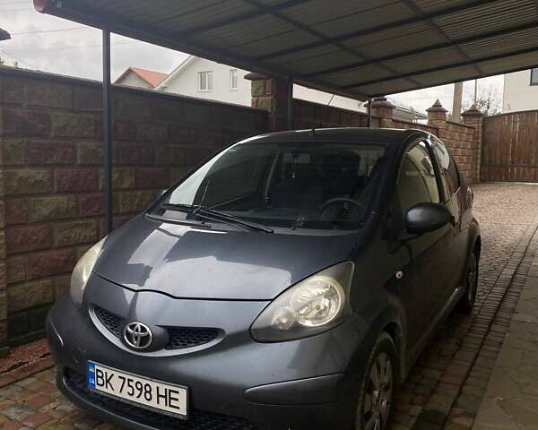 Серый Тойота Айго, объемом двигателя 1 л и пробегом 171 тыс. км за 4100 $, фото 3 на Automoto.ua