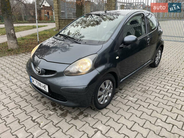 Серый Тойота Айго, объемом двигателя 1 л и пробегом 172 тыс. км за 3650 $, фото 3 на Automoto.ua