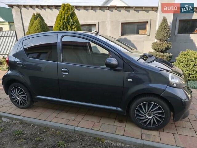 Серый Тойота Айго, объемом двигателя 1 л и пробегом 191 тыс. км за 4500 $, фото 2 на Automoto.ua