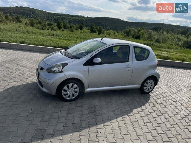 Серый Тойота Айго, объемом двигателя 1 л и пробегом 254 тыс. км за 5900 $, фото 1 на Automoto.ua